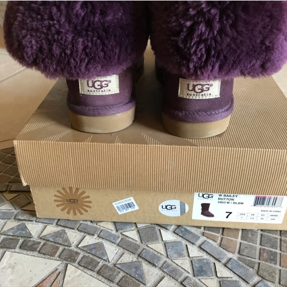UGG Bailey Boots with button - Picture 5 of 8